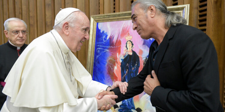 Santiago Belacqua oferece quadro da Imaculada Conceição ao Papa Francisco