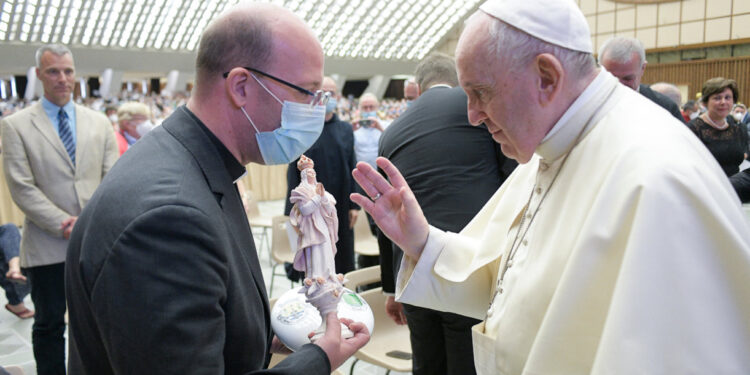 Santiago Belacqua oferece quadro da Imaculada Conceição ao Papa Francisco