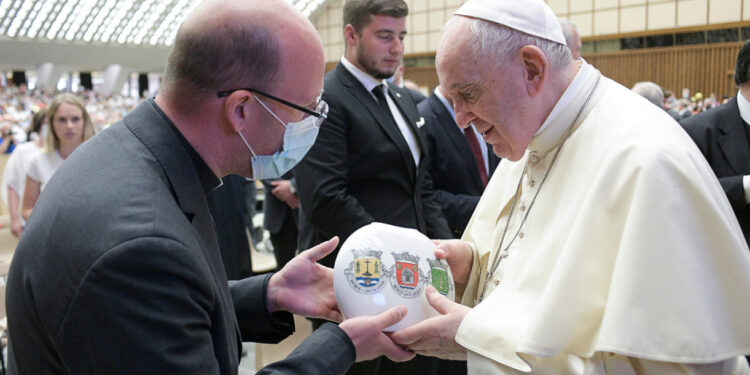 Santiago Belacqua oferece quadro da Imaculada Conceição ao Papa Francisco