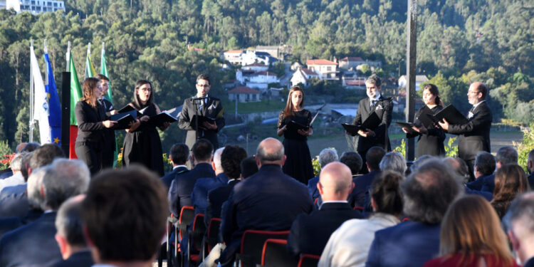 Celebrar o presente, homenageando o passado, mas com os olhos postos no futuro