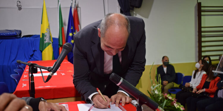 À frente de Joane com a mesma dedicação