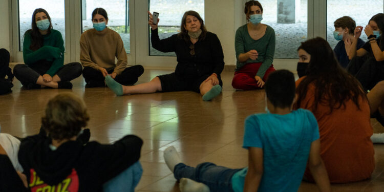 Aldara Bizarro explora a importância da diferença em criação artística com alunos de Famalicão