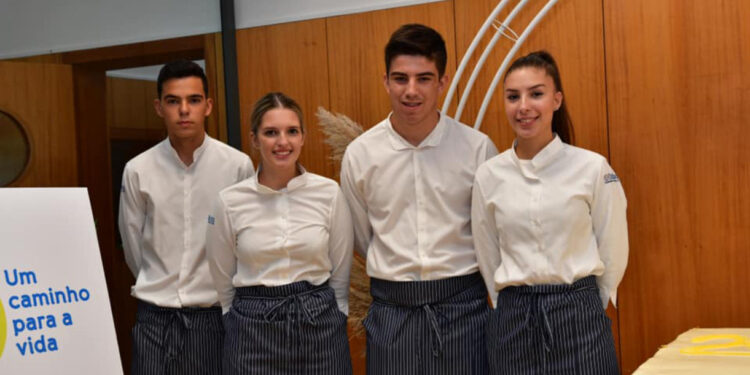 Estudantes de restauração da Didáxis nas comemorações do Centro Social da Paroquia de Esmeriz