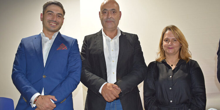 À frente de Joane com a mesma dedicação