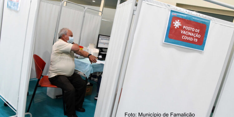 Vacinação simultânea da gripe e covid-19 já começou no Centro de S. Cosme