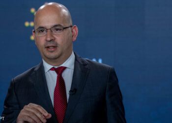 Governo anuncia financiamento de desconto de 10 cêntimos/litro nos combustíveis