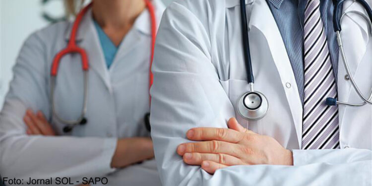 Médicos anunciam greve geral de três dias para o final de novembro