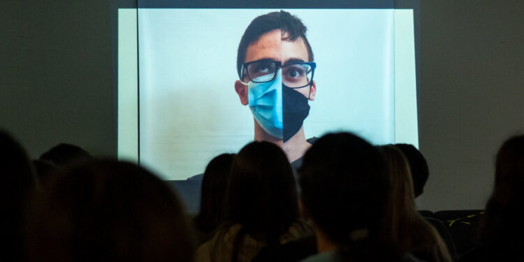 Aldara Bizarro explora a importância da diferença em criação artística com alunos de Famalicão