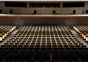 Salvador Sobral, teatro para bebés e tráfico de mulheres na programação de novembro da Casa das Artes