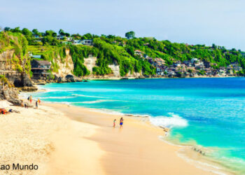 Ilha indonésia de Bali reabre para turistas de 19 países, incluindo Portugal