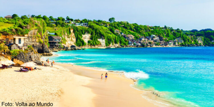 Ilha indonésia de Bali reabre para turistas de 19 países, incluindo Portugal