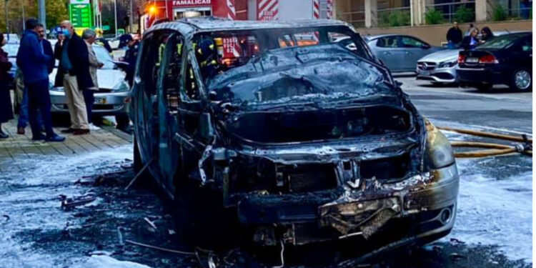 Carrinha fica totalmente destruída após incendiar-se na freguesia de Calendário