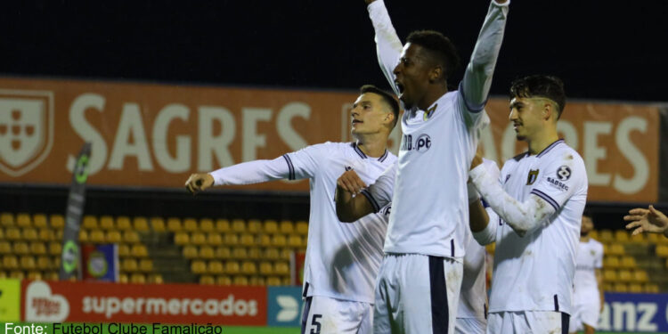 Famalicão vence em Alverca com reviravolta no marcador em três minutos