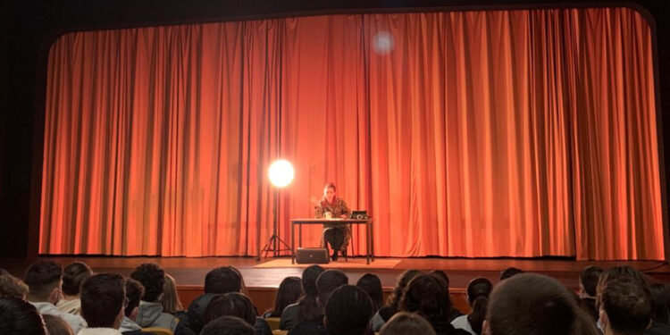 Alunos do 12.º ano da OFICINA “ouvem” Pessoa