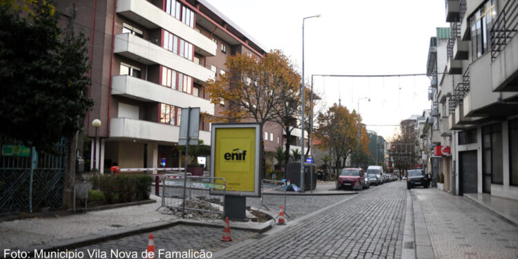 Transtornos à normal circulação da rua Alves Roçadas em Famalicão