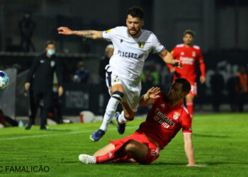 Benfica regressa às vitórias em Famalicão