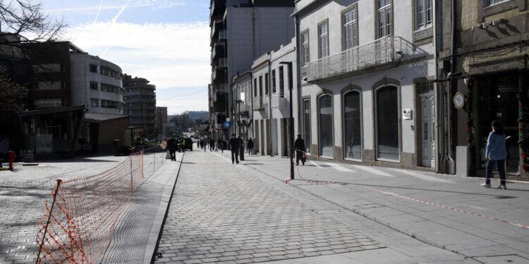 Rua D. Pedro V e rua José Gomes de Matos reabertas com circulação partilhada