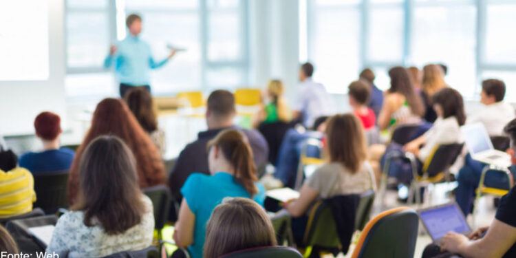 Encerramento de turmas e escolas em situação de surto afastado pela DGS