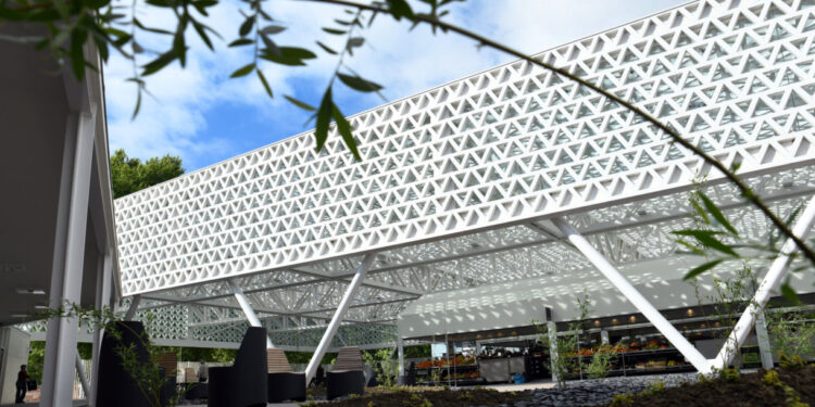 Feira de roupa em segunda mão anima Praça em Famalicão