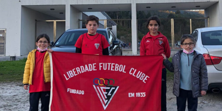 Jovens do Liberdade FC dignificam concelho em Viana do Castelo e Setúbal
