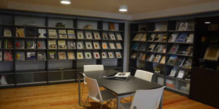 Visite a Livraria Municipal instalada na Casa do Território