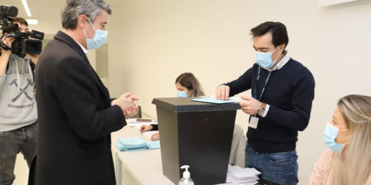 José Luís Carneiro votou este domingo em Braga