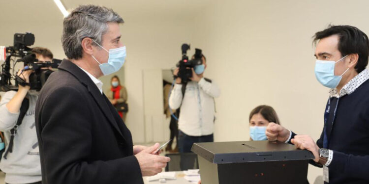 José Luís Carneiro votou este domingo em Braga