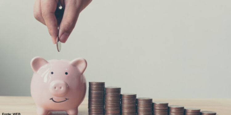 Poupança das famílias atinge valor mais baixo desde início da pandemia