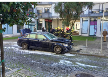 Incêndio deflagra em carro no centro de Famalicão