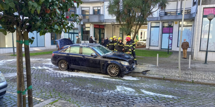 Incêndio deflagra em carro no centro de Famalicão