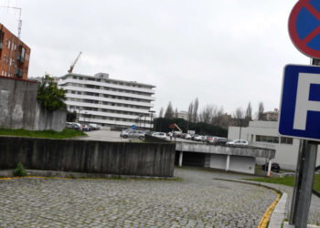 Mais estacionamento público gratuito em Famalicão