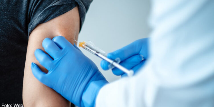 Casa aberta para reforço de vacina a docentes