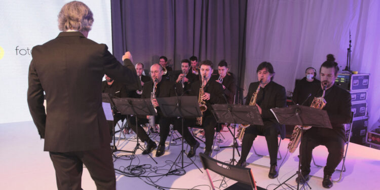 “Noite magnífica” consagra criatividade e inovação com amor e Lenços de Namorados