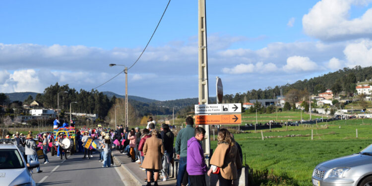 Tradicional desfile de Carnaval em Arnoso Santa Eulália juntou foliões este domingo