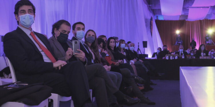 “Noite magnífica” consagra criatividade e inovação com amor e Lenços de Namorados