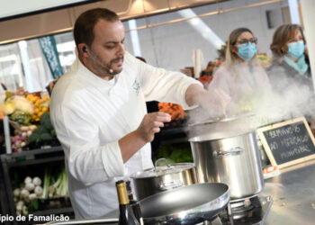 Chef Álvaro Costa celebra mês da alegria com receita inovadora de arroz de robalo e música popular