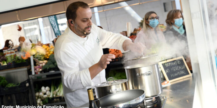 Chef Álvaro Costa celebra mês da alegria com receita inovadora de arroz de robalo e música popular