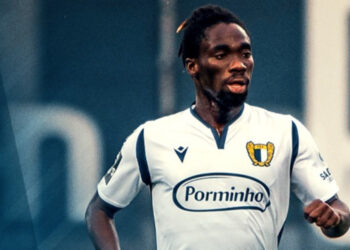 Ofori sai emprestado