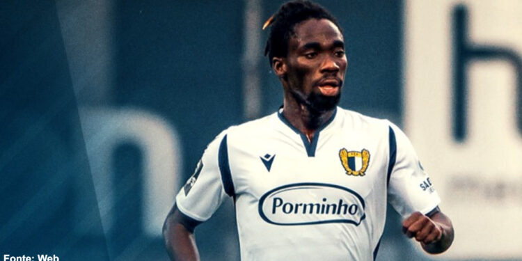 Ofori sai emprestado