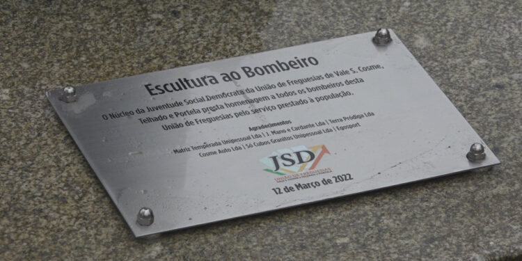 Telhado homenageou bombeiros