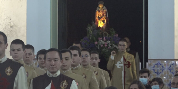Arautos do Evangelho unem música e oração