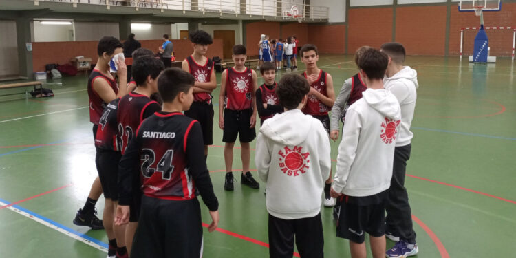 Dezenas de atletas do FamaBasket em ação