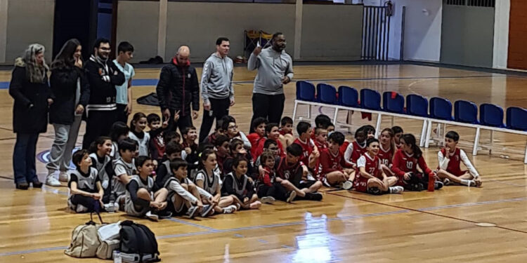 Dezenas de atletas do FamaBasket em ação