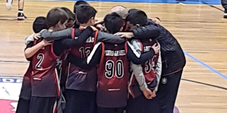 Dezenas de atletas do FamaBasket em ação