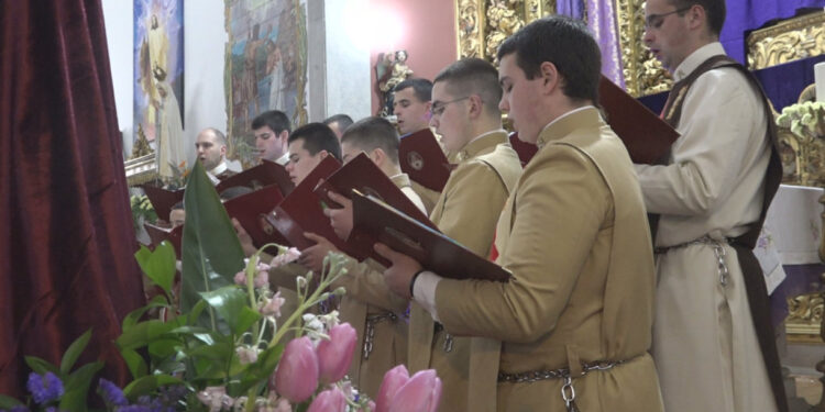 Arautos do Evangelho unem música e oração