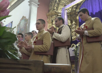 Arautos do Evangelho unem música e oração