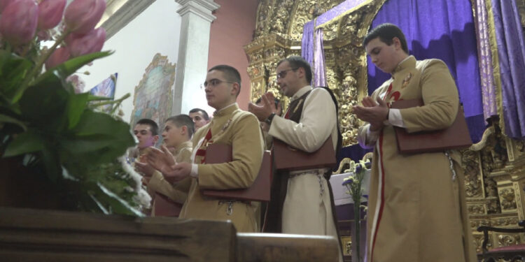 Arautos do Evangelho unem música e oração