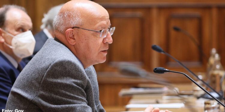 Santos Silva eleito Presidente da AR