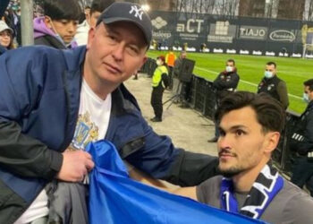 Zlobin emocionado ao receber bandeira da Ucrânia