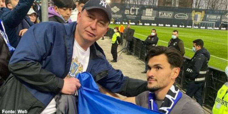 Zlobin emocionado ao receber bandeira da Ucrânia